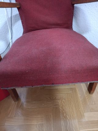 Butaca antigua de tela y madera