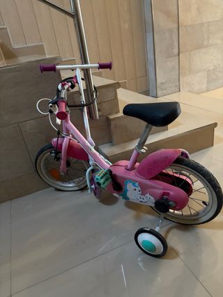 Bicicleta infantil rosa con ruedines