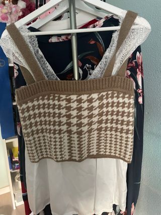 Top de punto con estampado pata de gallo