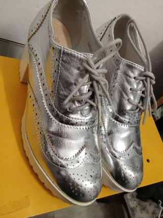 Zapatos plateados con cordones