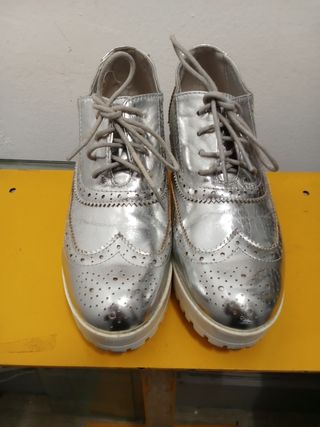 Zapatos plateados con cordones