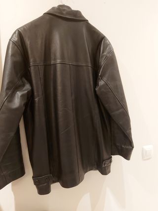 Cazadora de piel larga negra