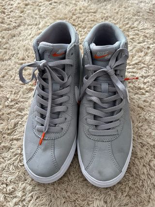 Botines Nike grises y blancos