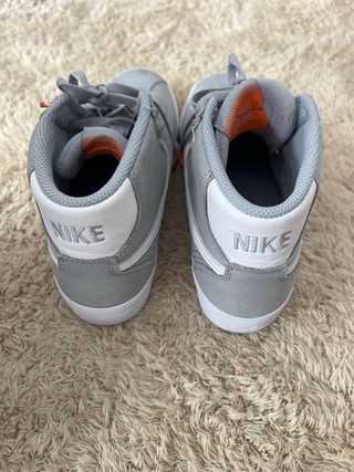 Botines Nike grises y blancos
