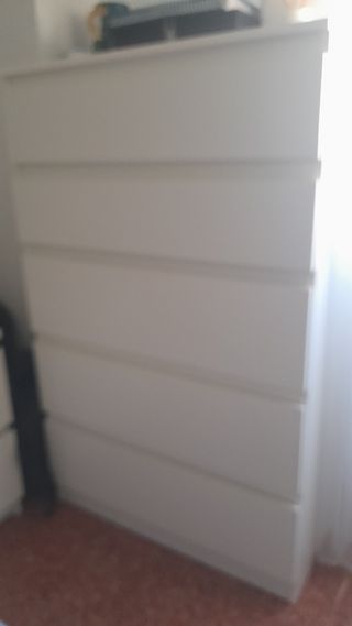 Cómoda blanca de madera