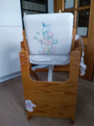 Trona convertible en mesa y silla