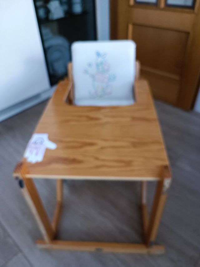 Trona convertible en mesa y silla