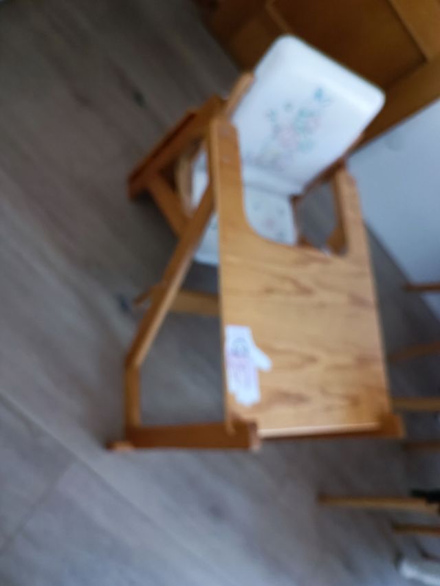 Trona convertible en mesa y silla