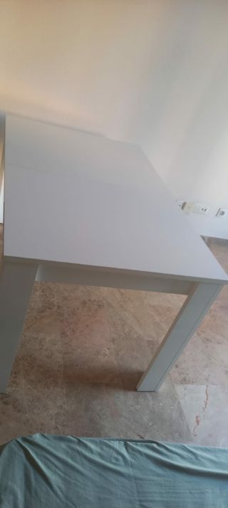 Mesa blanca de madera