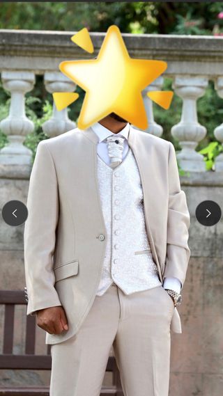 Traje de novio beige y blanco