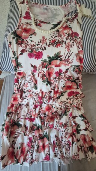 Vestido floral con volantes y collar