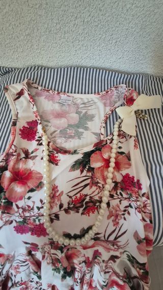 Vestido floral con volantes y collar