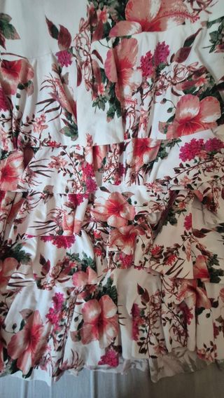 Vestido floral con volantes y collar