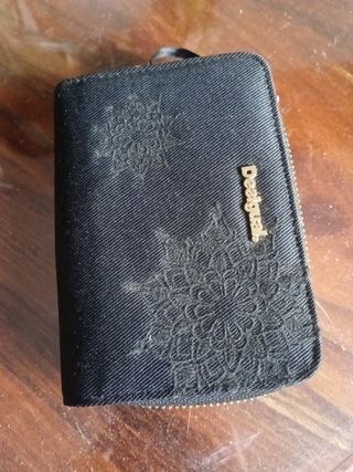 Cartera Desigual negra con bordado