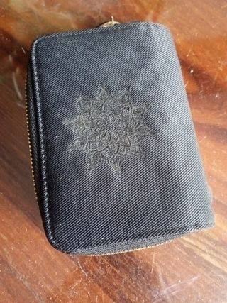 Cartera Desigual negra con bordado