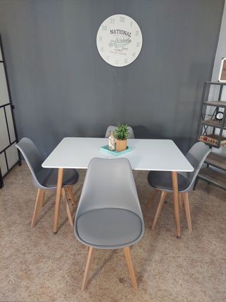 Mesa de comedor blanca con 4 sillas grises