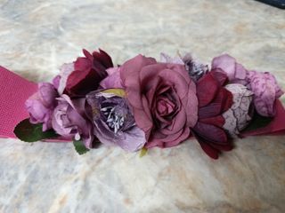 Cinturón rosa con flores moradas