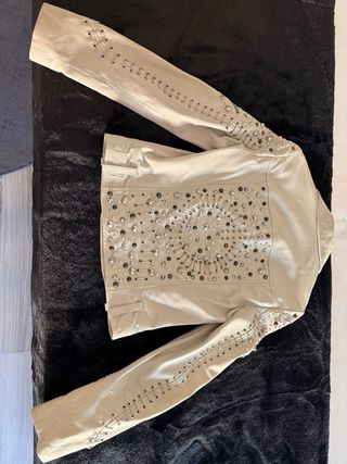 Chaqueta de piel blanca con tachuelas 
