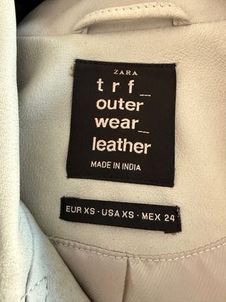 Chaqueta de piel blanca con tachuelas 