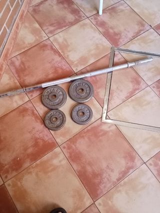 Pesas de gimnasio y barra