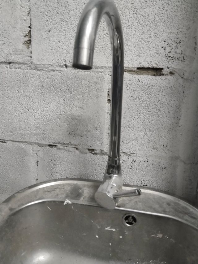 Fregadero y grifo de acero inoxidable