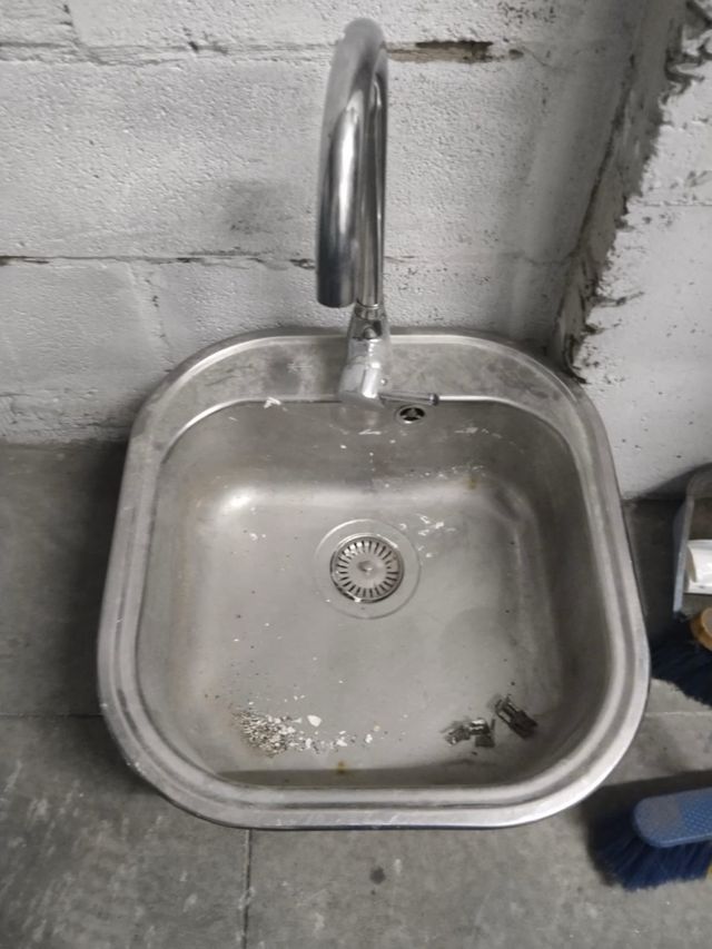 Fregadero y grifo de acero inoxidable