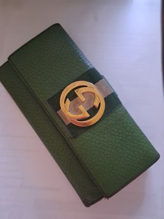 Cartera Gucci verde con logo dorado