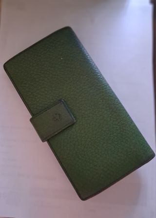 Cartera Gucci verde con logo dorado