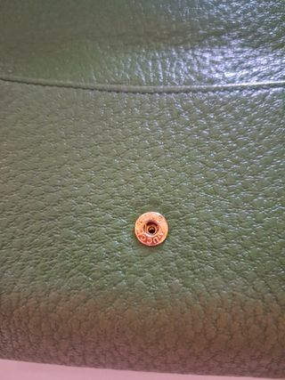 Cartera Gucci verde con logo dorado