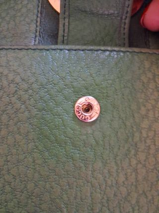 Cartera Gucci verde con logo dorado