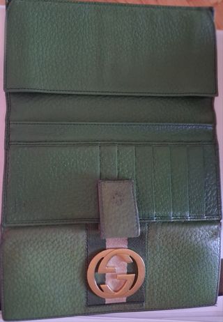 Cartera Gucci verde con logo dorado