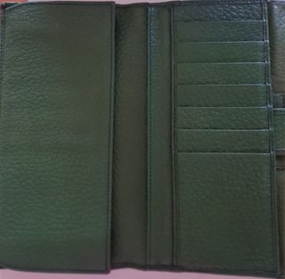 Cartera Gucci verde con logo dorado