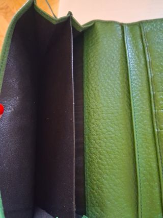 Cartera Gucci verde con logo dorado