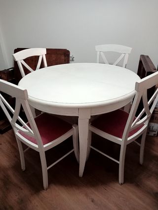 Mesa comedor redonda, maciza madera lacada.