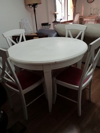 Mesa comedor redonda, maciza madera lacada.