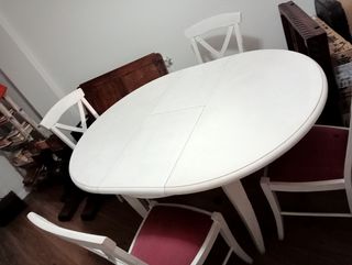 Mesa comedor redonda, maciza madera lacada.