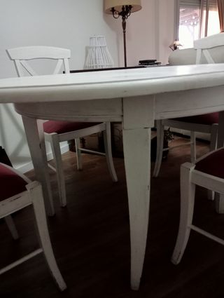 Mesa comedor redonda, maciza madera lacada.