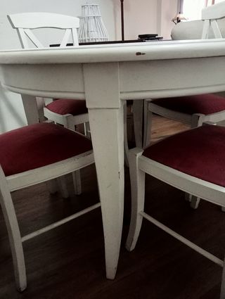 Mesa comedor redonda, maciza madera lacada.