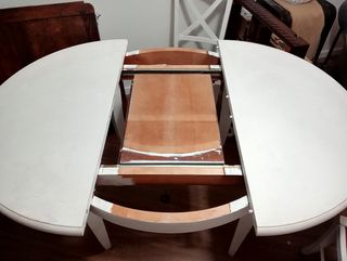 Mesa comedor redonda, maciza madera lacada.