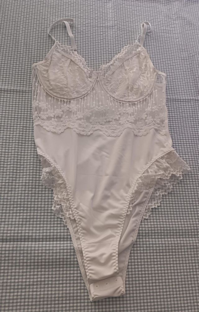 Body de encaje blanco talla M
