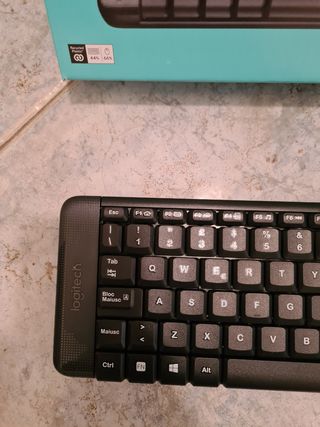 Logitech MK220 Combo Tastiera e Mouse Wireless