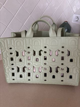 Bolso Tous verde con diseño troquelado.41x27x16 cm