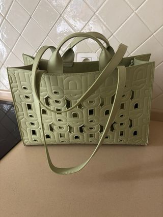Bolso Tous verde con diseño troquelado.41x27x16 cm