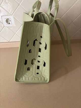 Bolso Tous verde con diseño troquelado.41x27x16 cm