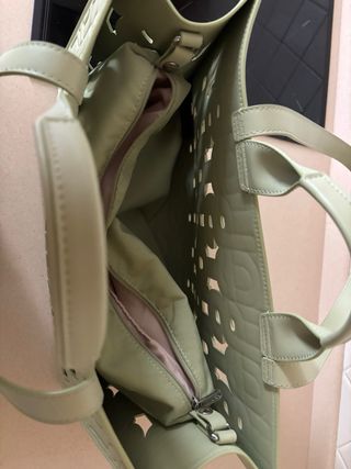 Bolso Tous verde con diseño troquelado.41x27x16 cm