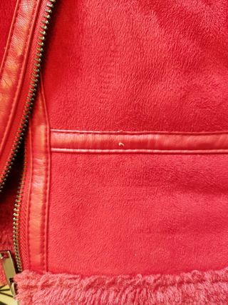 Cazadora roja piel sintética de Primark