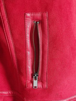 Cazadora roja piel sintética de Primark