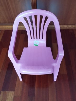 Silla infantil de plástico rosa.57*37*37