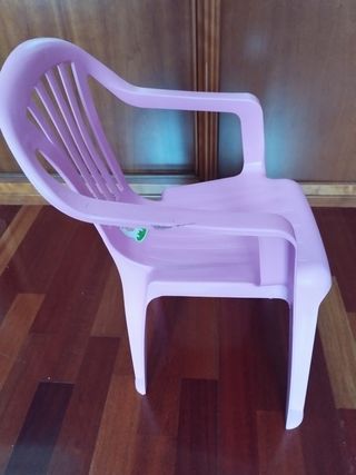 Silla infantil de plástico rosa.57*37*37