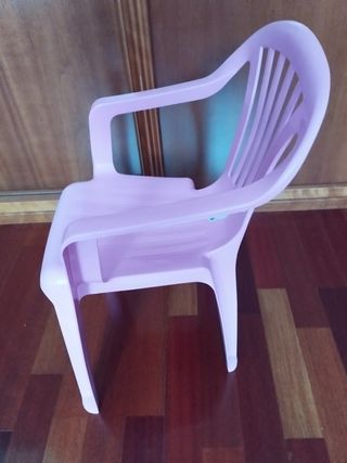 Silla infantil de plástico rosa.57*37*37